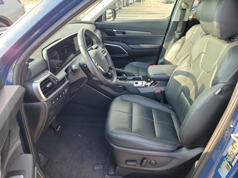 Used 2024 Kia Telluride EX w/ EX Captain's Chair Package FWD image 23