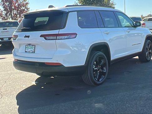 New 2025 Jeep Grand Cherokee L Laredo image 3