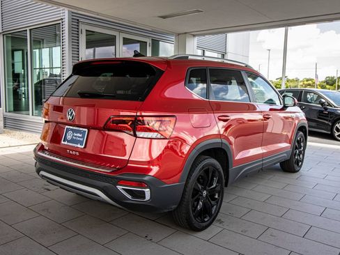 Used 2022 Volkswagen Taos SE w/ Panoramic Sunroof Package FWD image 2