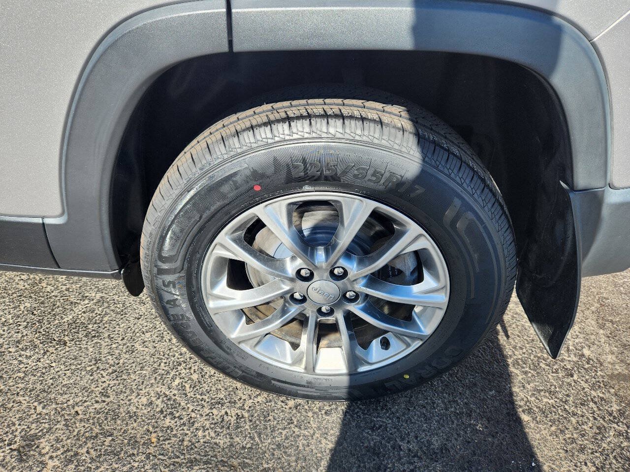 Used 2019 Jeep Cherokee Latitude Plus w/ Cold Weather Group AWD/4WD image 10