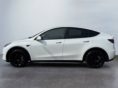 Used 2024 Tesla Model Y 2WD image 8