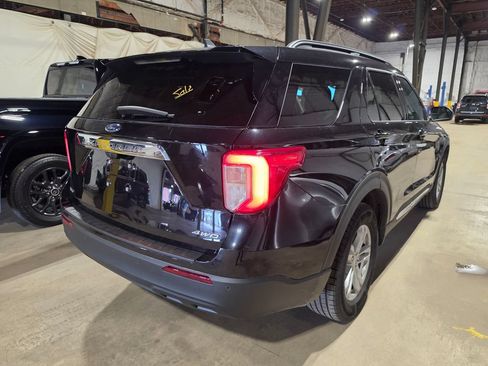 Used 2022 Ford Explorer XLT AWD/4WD image 2