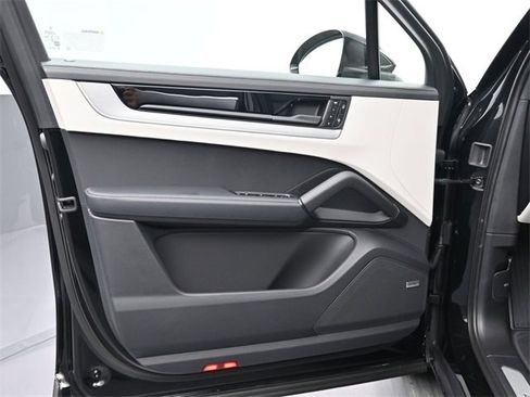 New 2025 Porsche Cayenne E-Hybrid image 14