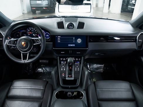 Used 2022 Porsche Cayenne Coupe image 9