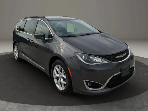 Used 2017 Chrysler Pacifica Touring-L w/ Tire & Wheel Group FWD image 1
