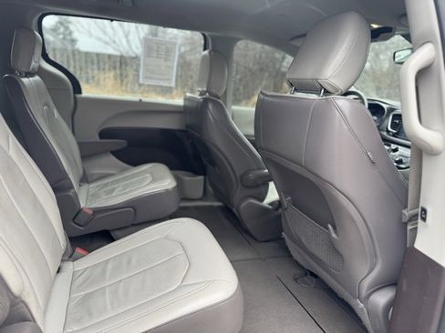 Used 2018 Chrysler Pacifica Touring-L image 15