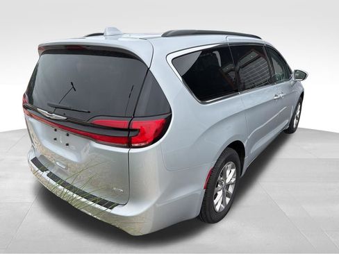 Used 2022 Chrysler Pacifica Touring-L AWD/4WD image 7
