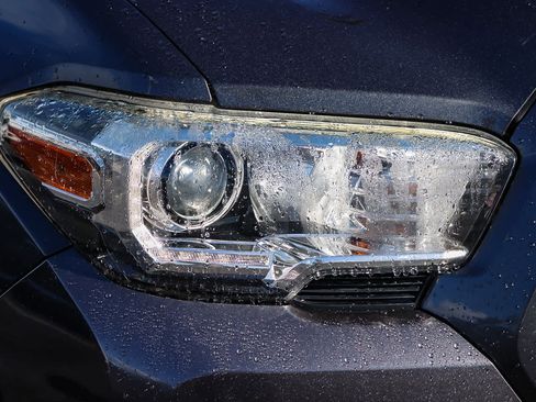 Used 2019 Toyota Tacoma TRD Off-Road image 4