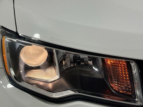 Used 2020 Jeep Grand Cherokee Limited image 39