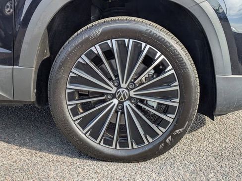 Certified 2025 Volkswagen Taos SE image 11