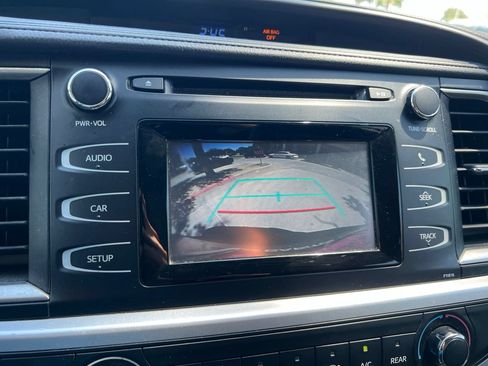 Used 2019 Toyota Highlander LE FWD image 20