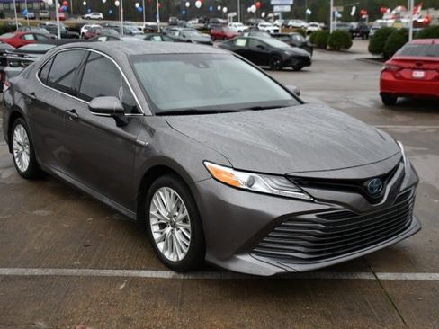 Used 2020 Toyota Camry XLE image 7