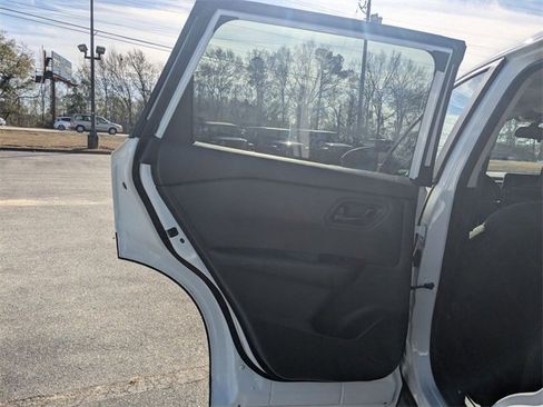 Used 2024 Nissan Rogue S image 29