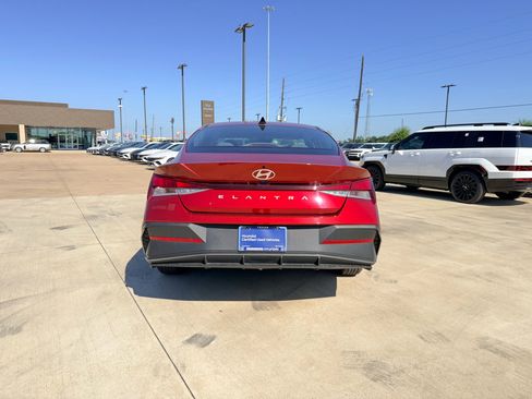 Used 2024 Hyundai Elantra SE FWD image 6
