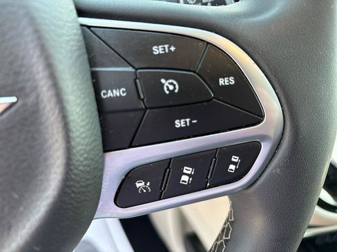 Used 2023 Chrysler Pacifica Limited FWD image 19