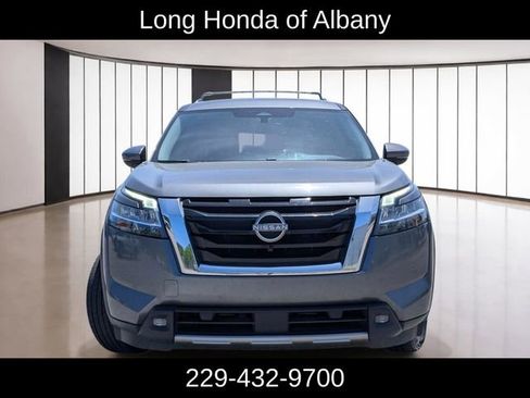 Used 2022 Nissan Pathfinder SL FWD image 2