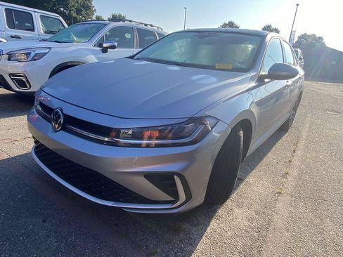 Used 2025 Volkswagen Jetta SE FWD image 2