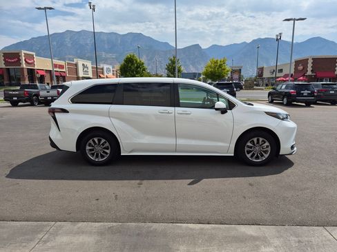 Used 2025 Toyota Sienna LE FWD image 2
