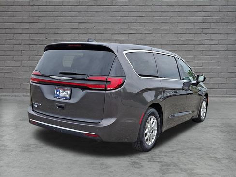 Used 2023 Chrysler Pacifica Touring-L FWD image 11