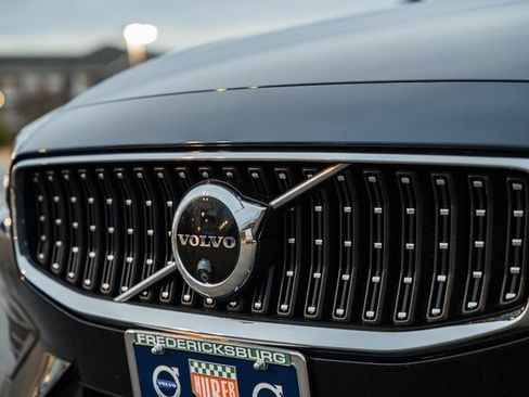 Used 2023 Volvo V60 B5 Cross Country Plus image 12