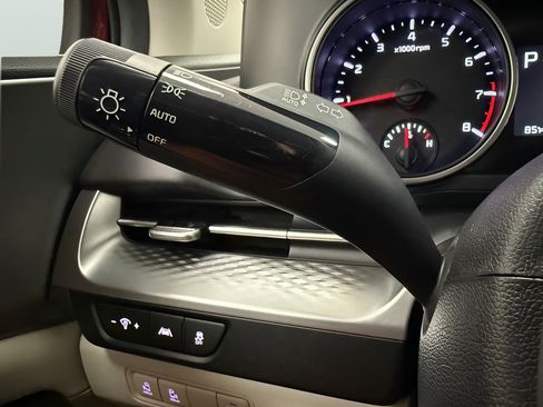 Used 2024 Kia Carnival LX FWD image 21