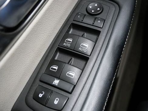 Used 2023 Chrysler Pacifica Touring-L FWD image 13