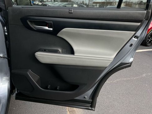 Used 2023 Toyota Highlander XLE image 36
