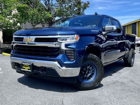 Used 2022 Chevrolet Silverado 1500 LT AWD/4WD image 2