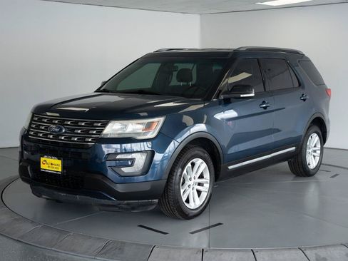 Used 2016 Ford Explorer XLT w/ Equipment Group 201A FWD image 3