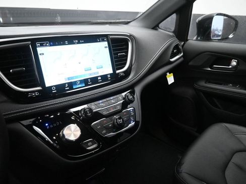 New 2026 Chrysler Pacifica Select image 16