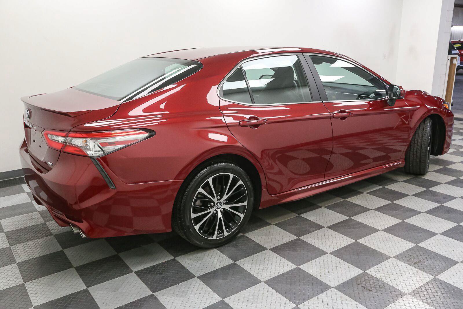 Used 2018 Toyota Camry SE FWD image 8
