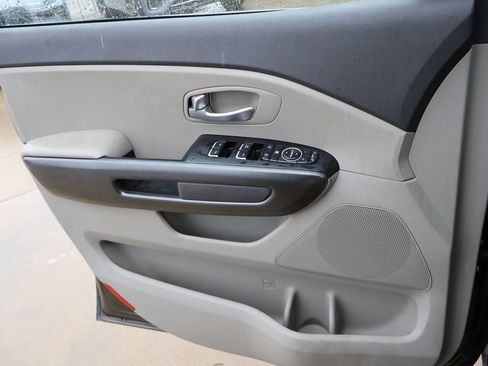 Used 2015 Kia Sedona LX w/ LX Convenience Package FWD image 39