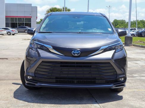Used 2025 Toyota Sienna XLE FWD image 25