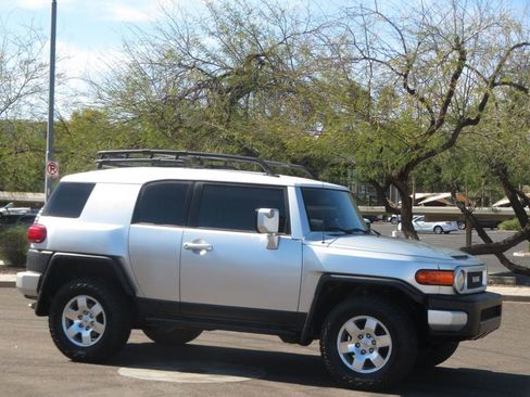 Used 2007 Toyota FJ Cruiser 4WD w/ Upgrade Pkg 1 image 4