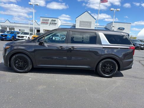 Used 2025 Kia Carnival FWD image 2