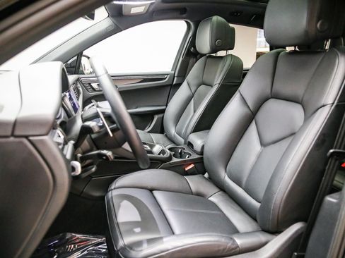 Certified 2025 Porsche Macan AWD/4WD image 5