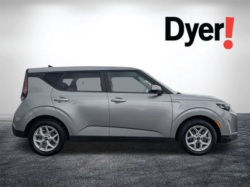 Certified 2025 Kia Soul LX w/ LX Technology Package FWD image 3