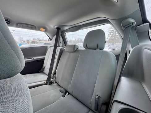Used 2016 Toyota Sienna L image 11