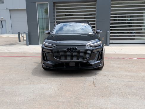 Certified 2025 Audi SQ6 e-tron Prestige w/ Premium Plus AWD/4WD image 3