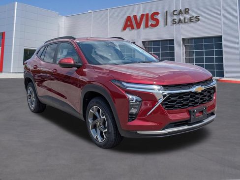 Used 2025 Chevrolet Trax LT w/ LT Convenience Package FWD image 3