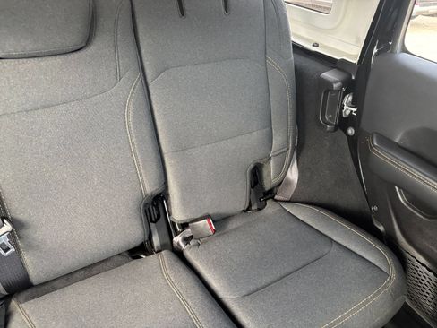 Used 2025 Jeep Wrangler Unlimited Sahara AWD/4WD image 36