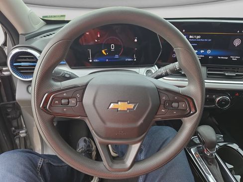Used 2025 Chevrolet Trax LT FWD image 30