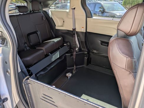 Used 2024 Toyota Sienna Platinum FWD image 28