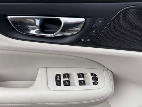 Used 2019 Volvo S60 T8 Inscription image 21