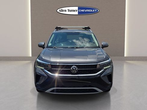 Used 2022 Volkswagen Taos SE w/ Panoramic Sunroof Package AWD/4WD image 2