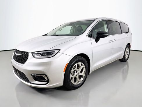 Used 2024 Chrysler Pacifica Limited image 3