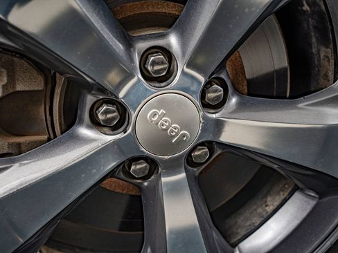 Used 2019 Jeep Cherokee Limited FWD image 11