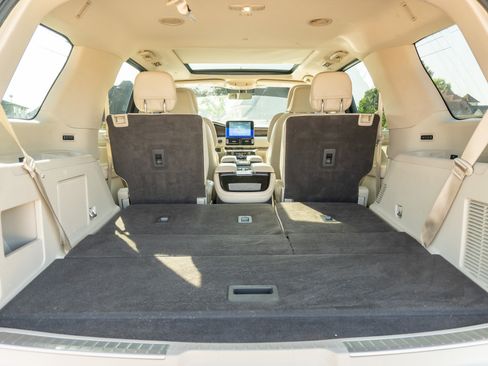Used 2018 Lincoln Navigator Reserve AWD/4WD image 18