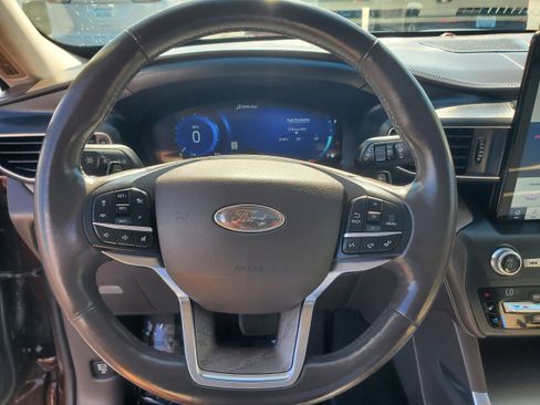 Used 2020 Ford Explorer Platinum w/ Premium Technology Package AWD/4WD image 17