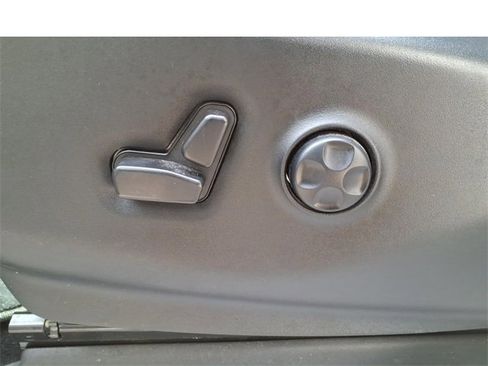 Used 2024 Chrysler Pacifica Touring-L image 15